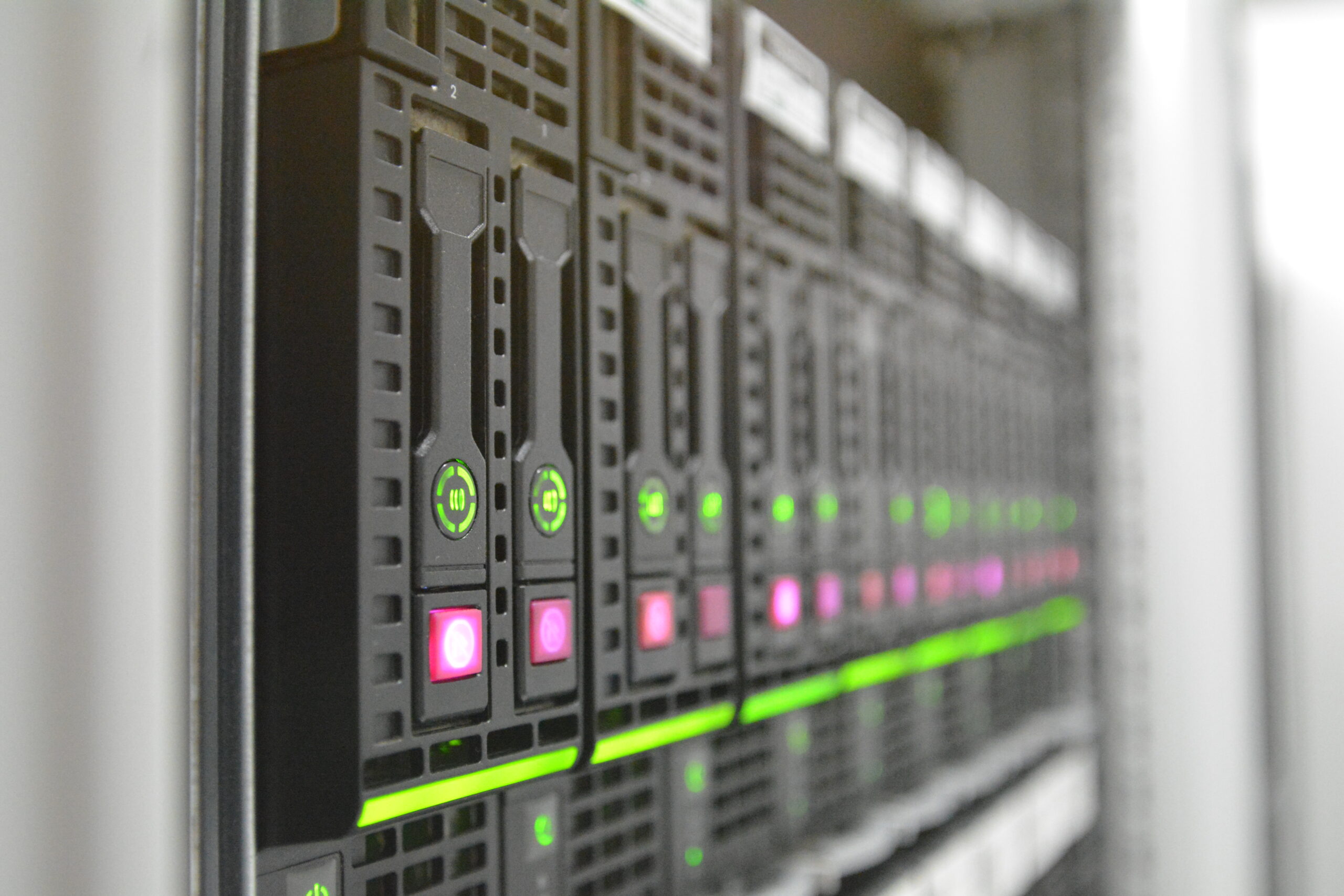 Cloud-Services Köln – Serverrack als Symbol für Private/Hybrid Cloud & Microsoft 365