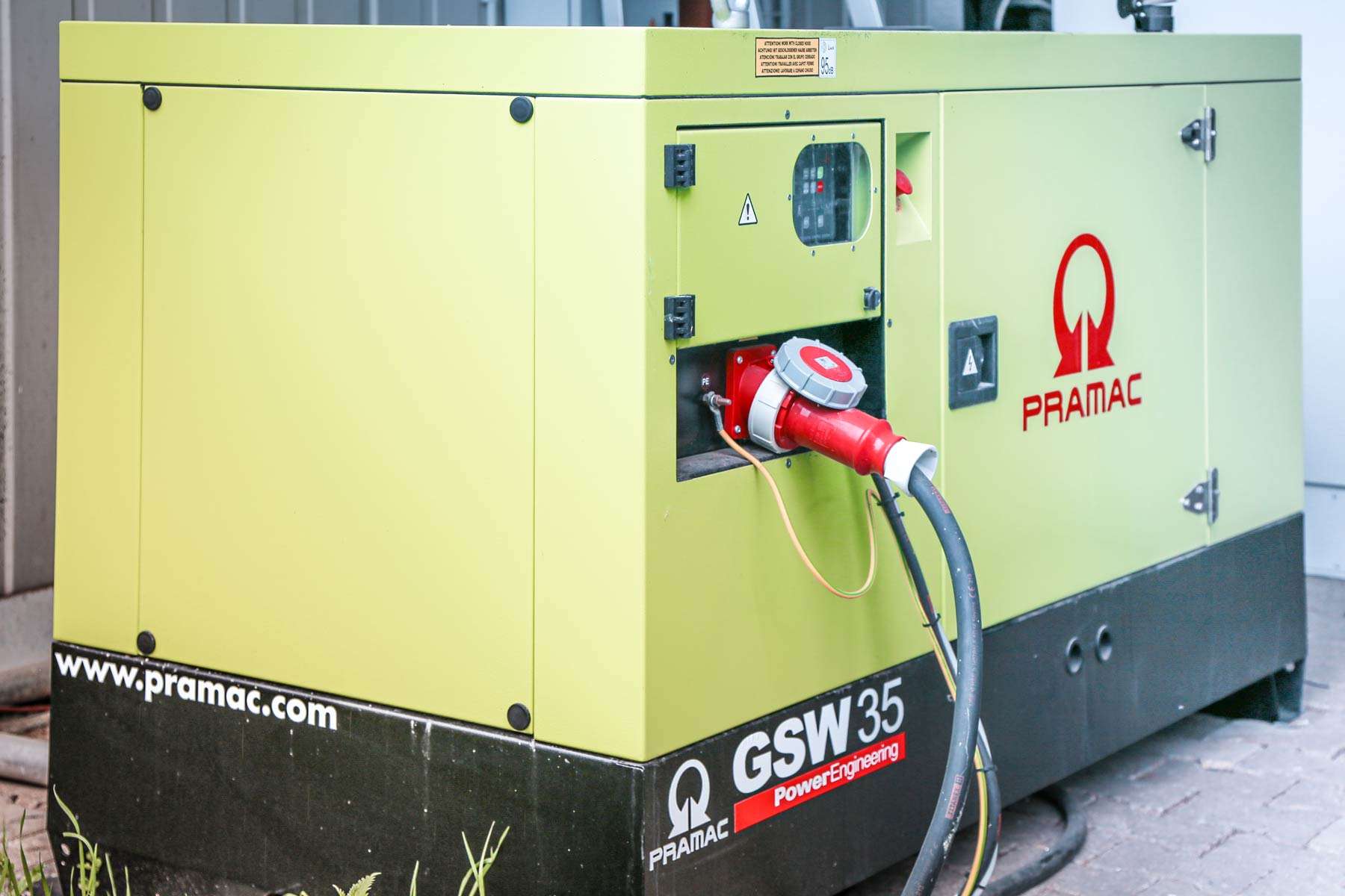 Grüner Notstromgenerator bei phi – Sicherheit trifft Nachhaltigkeit Notstromgenerator in grün vor dem Rechenzentrum von phi